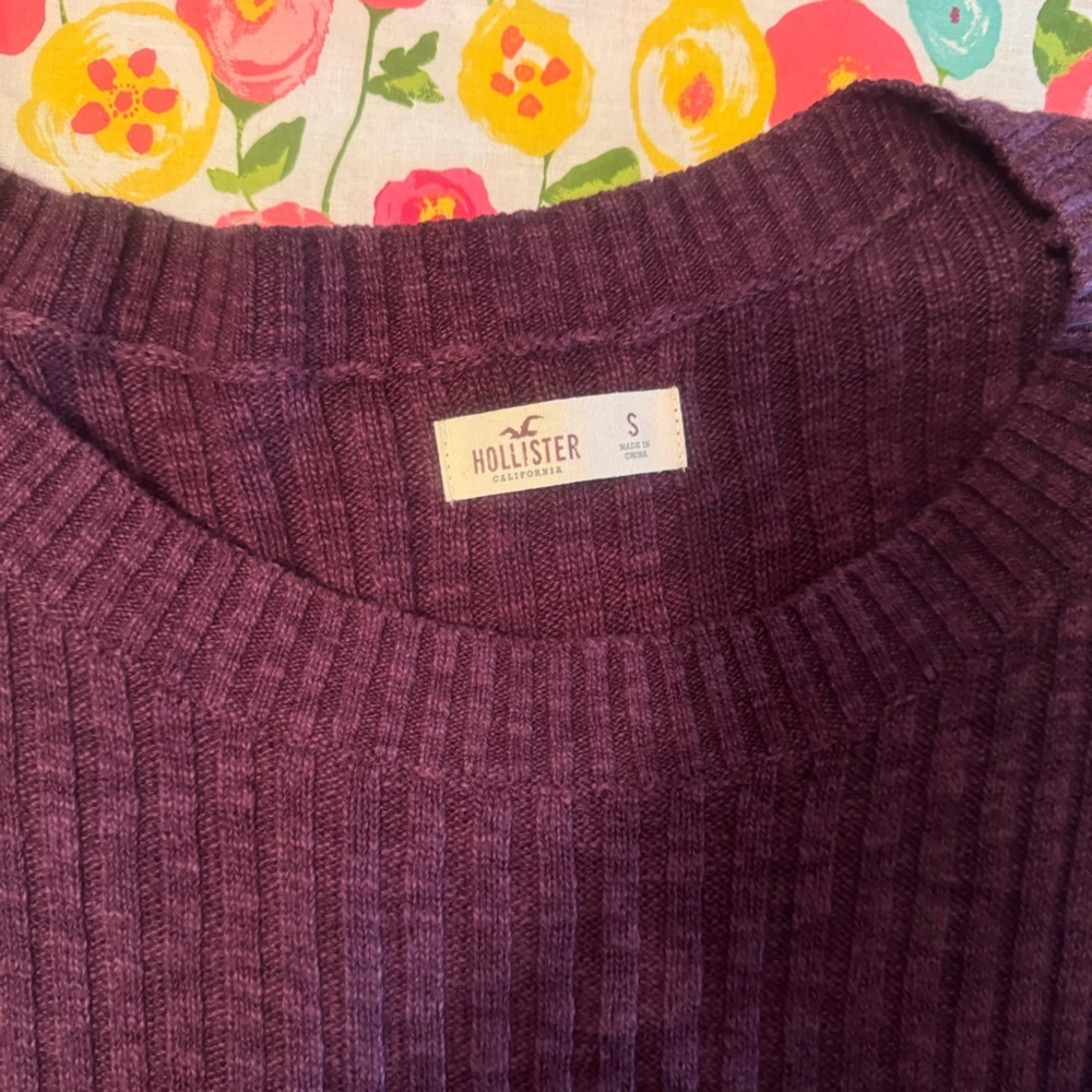 Small hollister maroon sweater - Picture 3 of 3